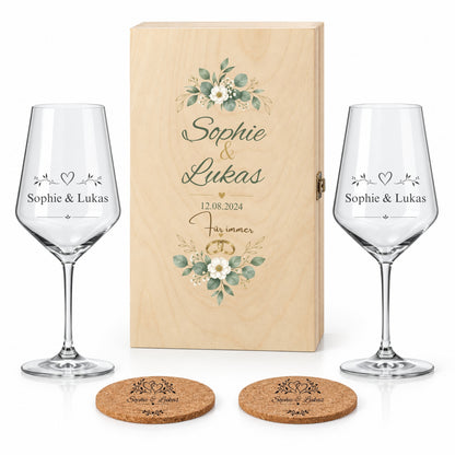 Personalisiertes Jahrestagsgeschenk mit zwei Weingläsern, zwei Korkuntersetzern und Holzbox im Motiv Blüten und Ringe.