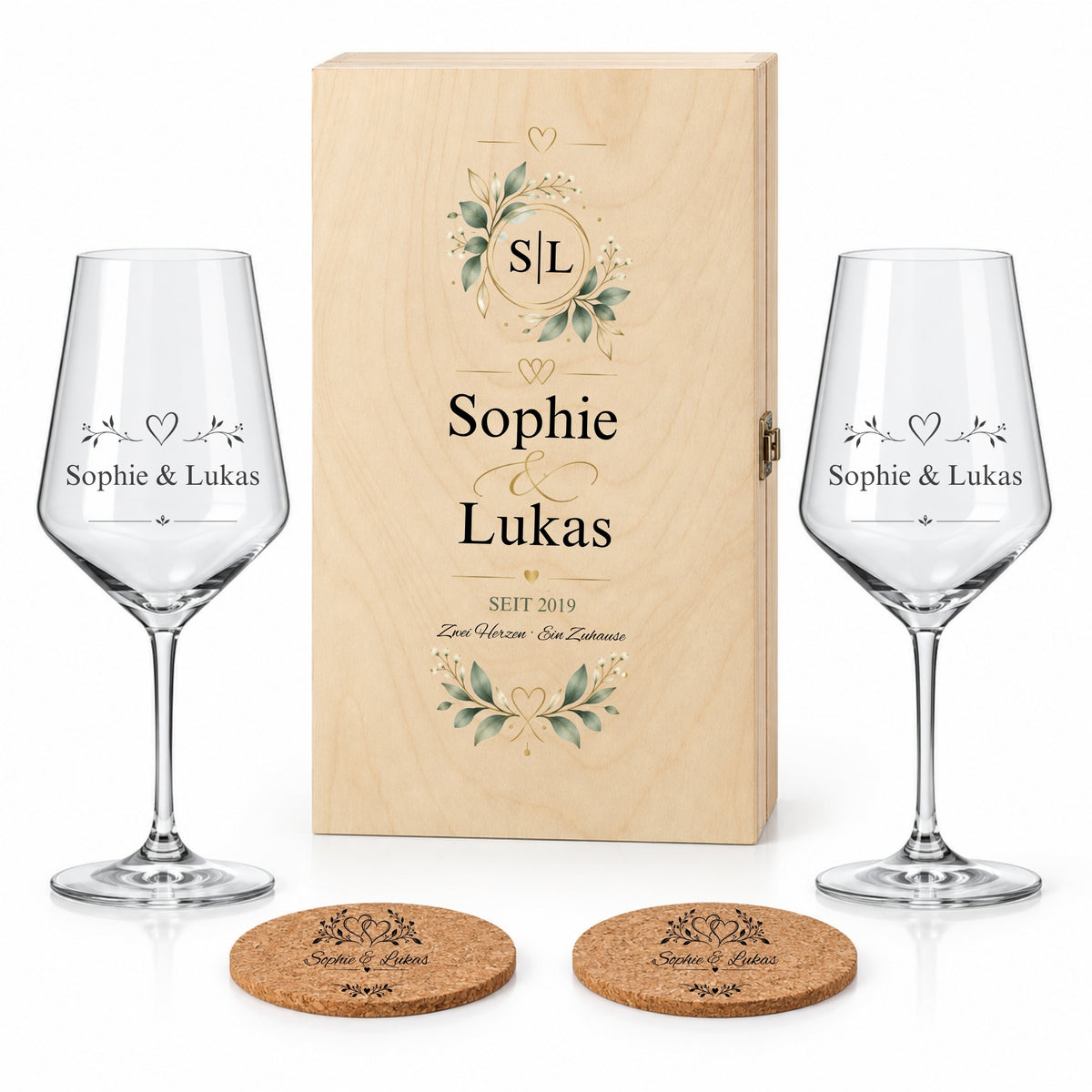 Personalisiertes Jahrestagsgeschenk mit zwei Weingläsern, zwei Korkuntersetzern und Holzbox im Motiv mit Initialen