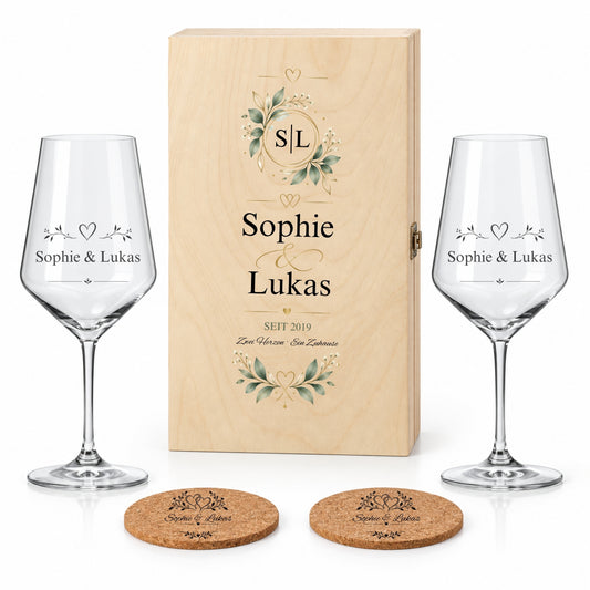 Personalisiertes Jahrestagsgeschenk mit zwei Weingläsern, zwei Korkuntersetzern und Holzbox im Motiv mit Initialen