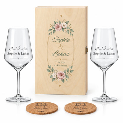 Personalisiertes Jahrestagsgeschenk mit zwei Weingläsern, zwei Korkuntersetzern und Holzbox im floralen Rosen-Design.