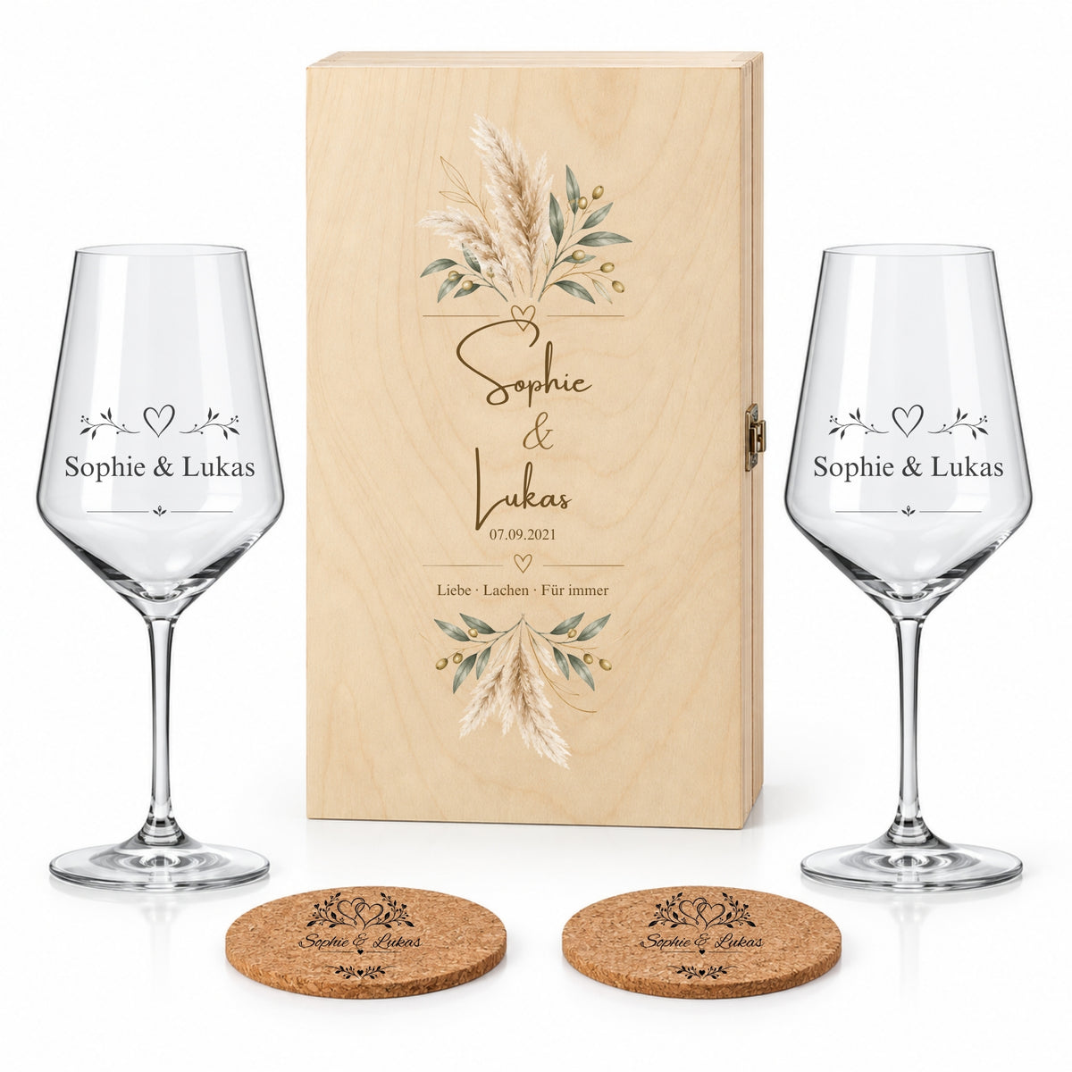 Personalisiertes Jahrestagsgeschenk mit zwei Weingläsern, zwei Korkuntersetzern und Holzbox im Motiv Pampas