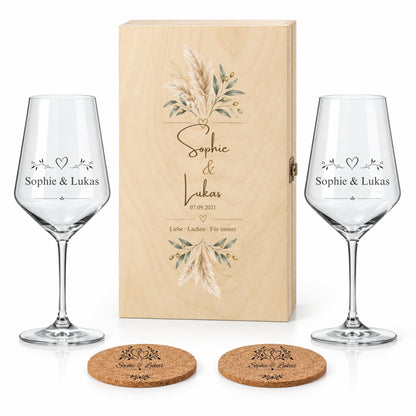 Personalisiertes Jahrestagsgeschenk mit zwei Weingläsern, zwei Korkuntersetzern und Holzbox im Motiv Pampas