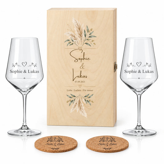 Personalisiertes Jahrestagsgeschenk mit zwei Weingläsern, zwei Korkuntersetzern und Holzbox im Motiv Pampas