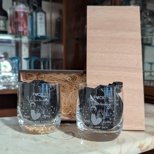 Zwei personalisierte Tumbler mit Gravur und Holzbox als Geschenkset für Paare, mit Namen graviert, ideal zum Valentinstag