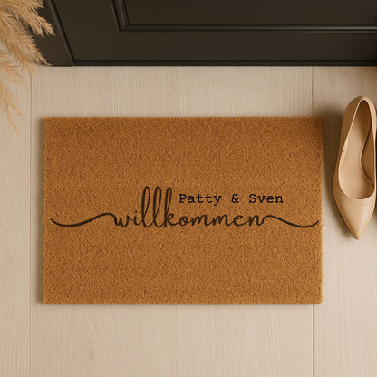 Personalisierte Kokos Fußmatte mit Willkommen Schriftzug und Namen als Türmatte im Eingangsbereich