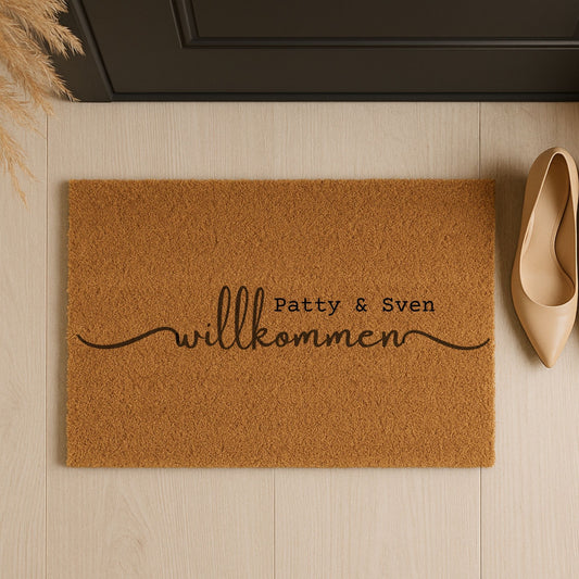 Personalisierte Kokos Fußmatte mit Willkommen Schriftzug und Namen als Türmatte im Eingangsbereich