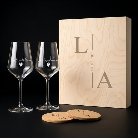 Personalisierte Weingläser Hochzeitsgeschenk im 2er Set mit Holzbox und Untersetzern.
