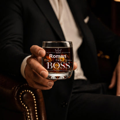 Personalisiertes Whisky Glas The Boss mit Namen Roman – Geschenk Mann Chef – Lasergravur Glanzstücke