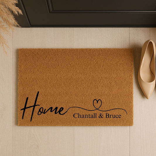 Personalisierte Kokos Fußmatte mit Home Schriftzug, Herz und Namen als Türmatte im Eingangsbereich