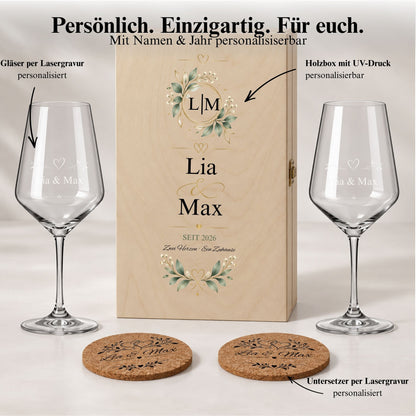 Set mit den Namen Lia und Max: gravierte Weingläser und Korkuntersetzer sowie eine Holzbox mit personalisiertem UV-Druck.