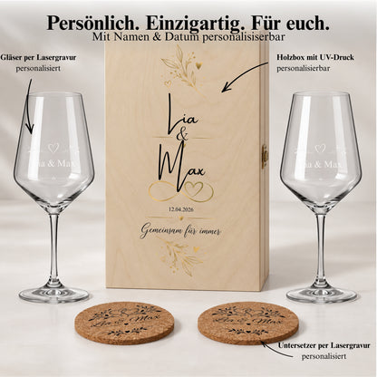 Set mit den Namen Lia und Max: gravierte Weingläser und Korkuntersetzer sowie eine Holzbox mit personalisiertem UV-Druck.