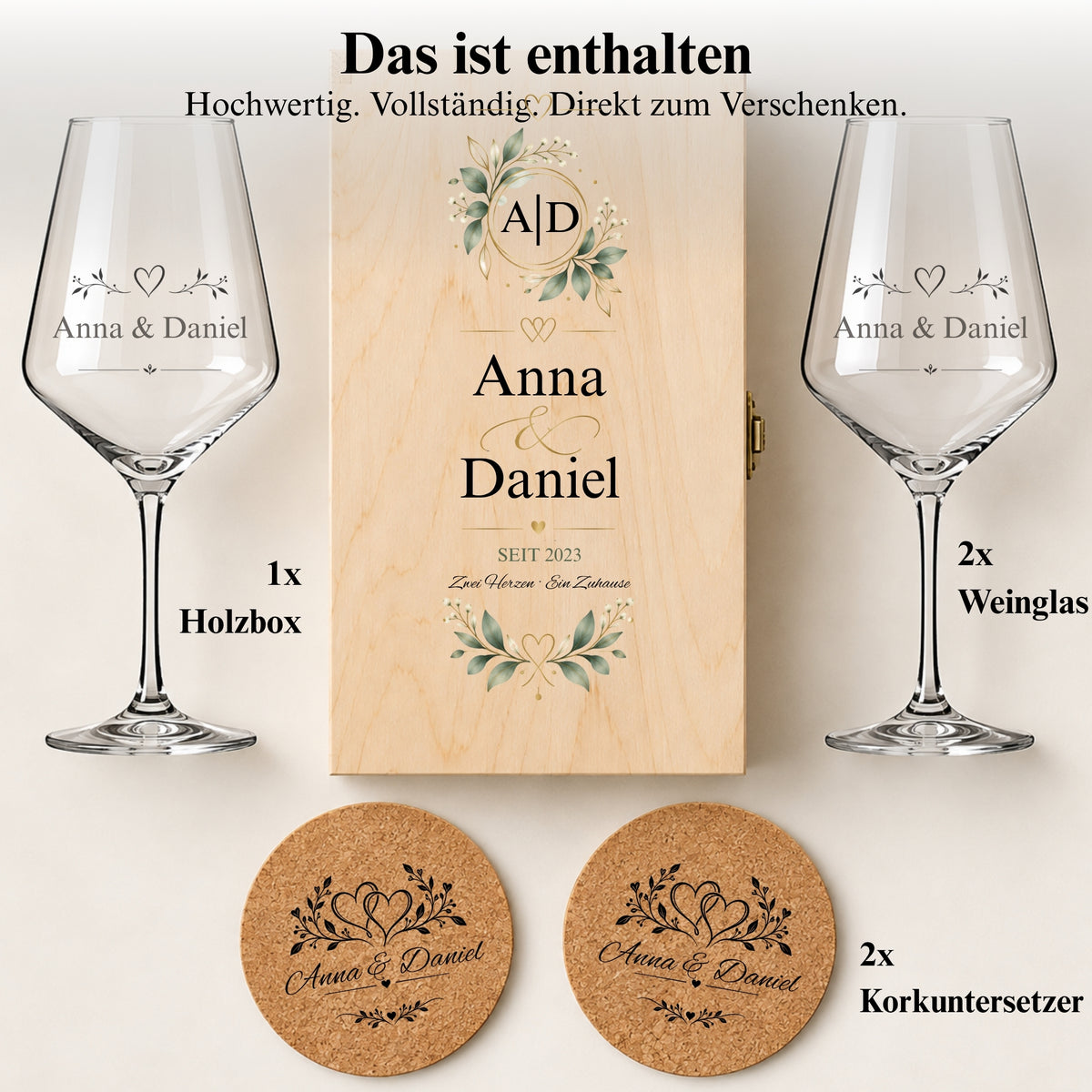 Lieferumfang des personalisierten Geschenksets: zwei Weingläser, zwei Korkuntersetzer und eine bedruckte Holzbox.