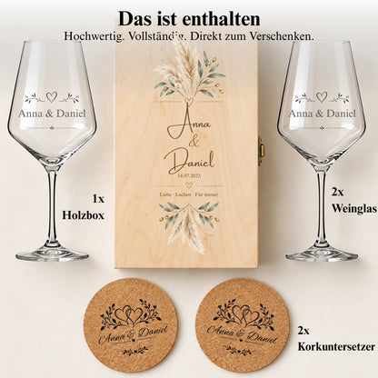 Set mit den Namen Lia und Max: gravierte Weingläser und Korkuntersetzer sowie eine Holzbox mit personalisiertem UV-Druck.
