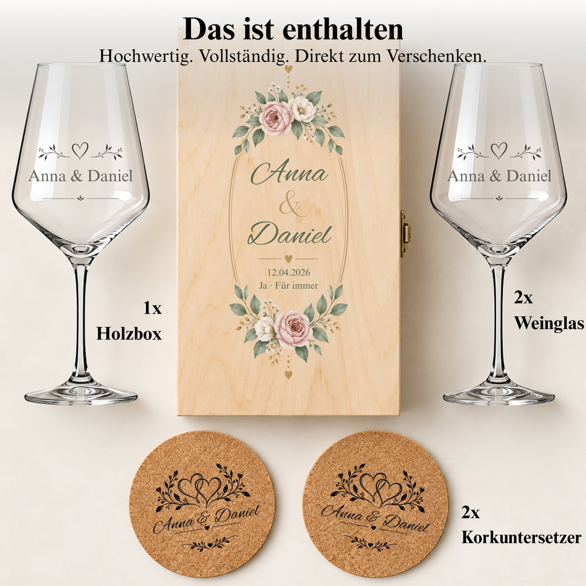 Lieferumfang des personalisierten Geschenksets: zwei Weingläser, zwei Korkuntersetzer und eine bedruckte Holzbox.