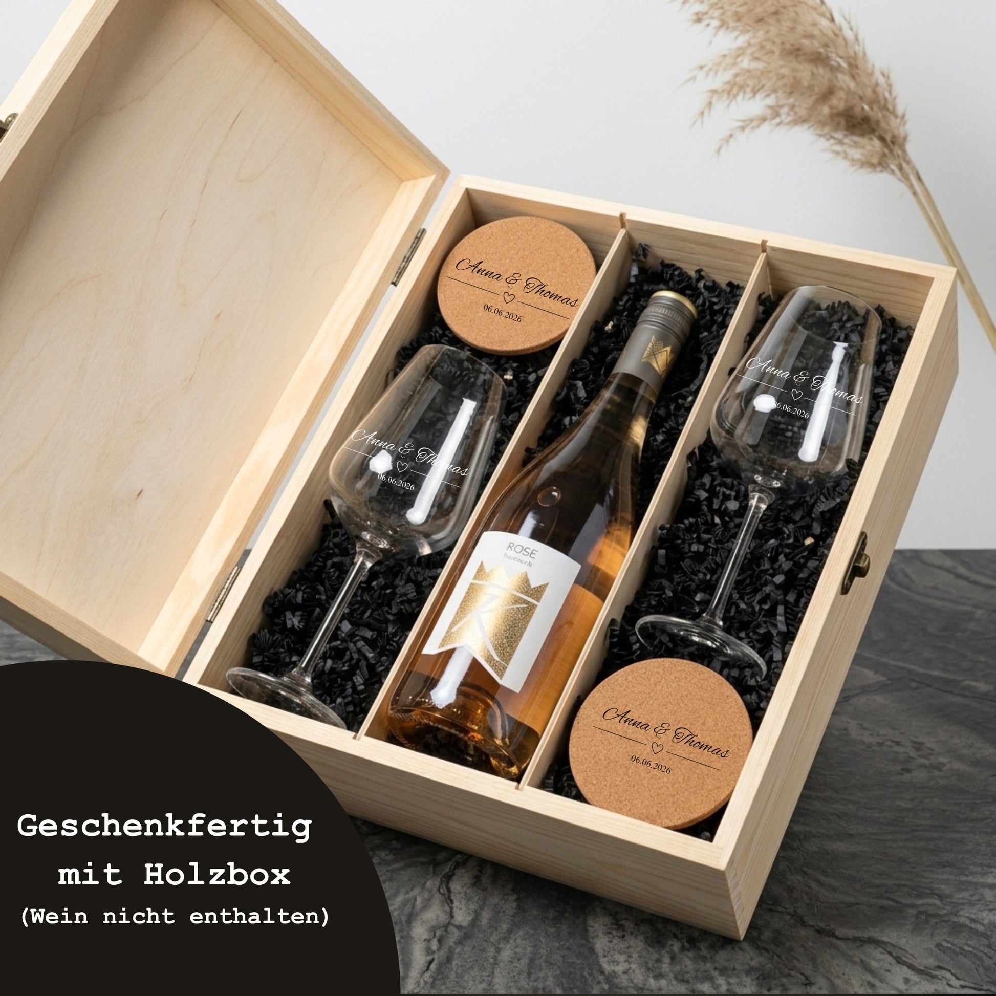Weinglas Set personalisiert Anna und Thomas mit Datum Holzkiste und Korkuntersetzern Set-Inhalt
