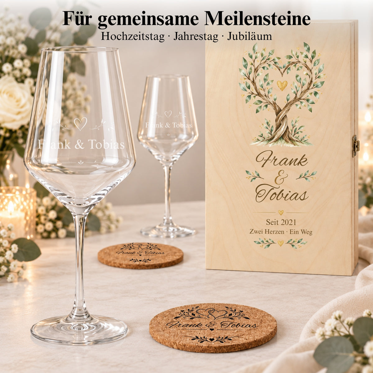 Personalisierte Weingläser und Korkuntersetzer mit Frank und Tobias neben einer Holzbox mit Namen und Datum.