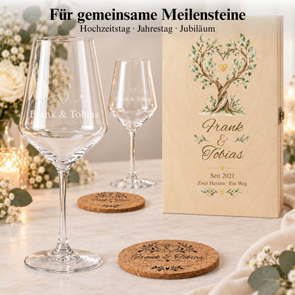 Personalisierte Weingläser und Korkuntersetzer mit Frank und Tobias neben einer Holzbox mit Namen und Datum.
