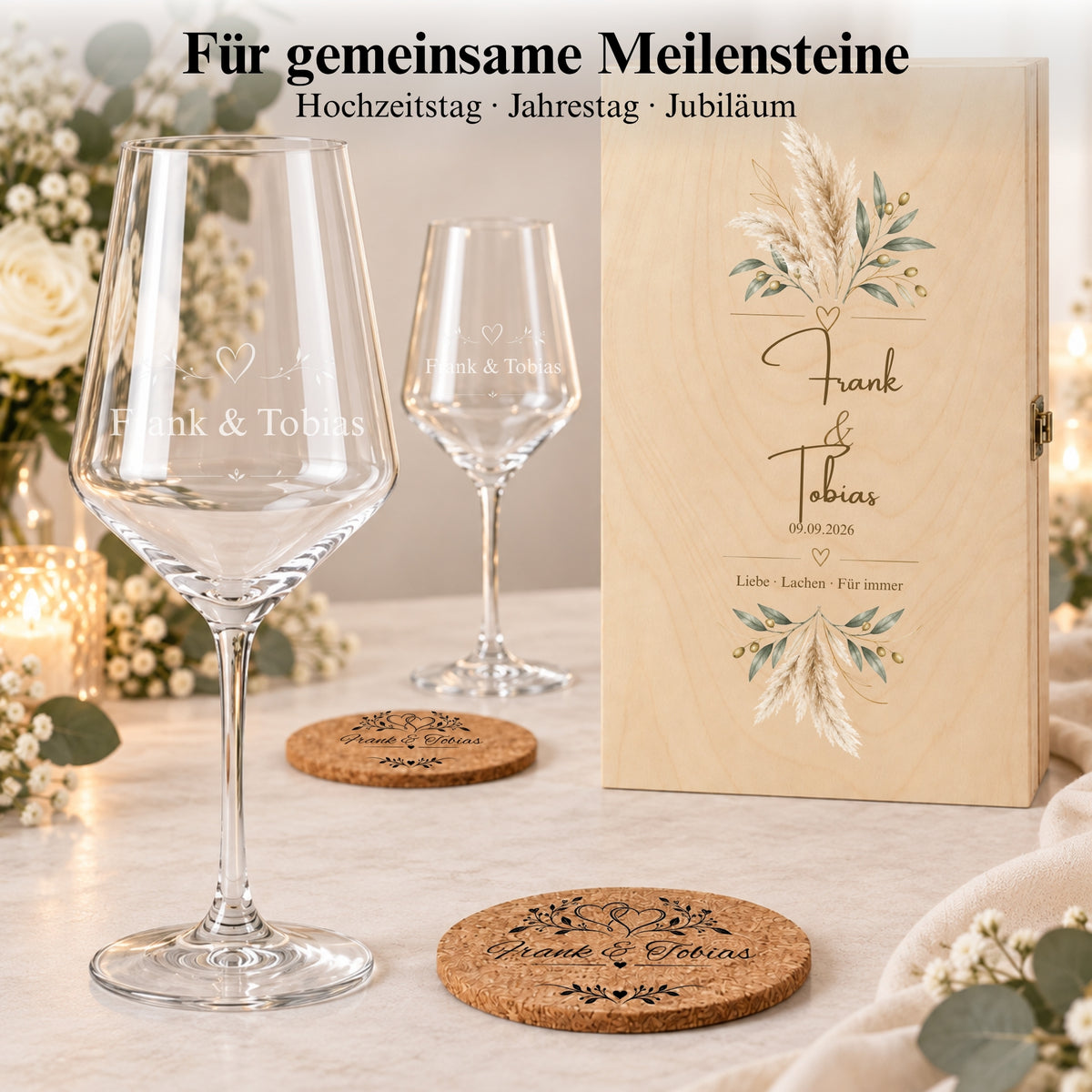 Zwei Korkuntersetzer mit Herzmotiv und den gravierten Namen Kathy und René auf hellem Leinen.