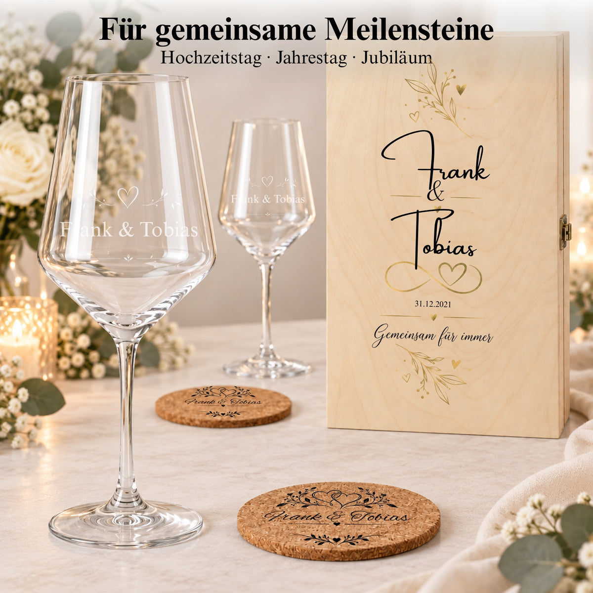 Personalisierte Weingläser und Korkuntersetzer mit Frank und Tobias neben einer Holzbox mit Namen und Datum.