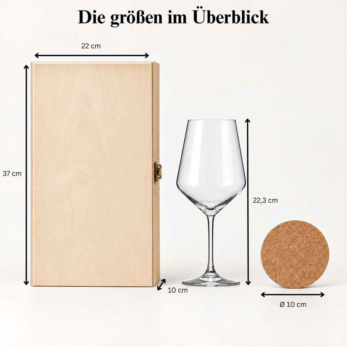 Maße des Sets: Holzbox 37 × 22 × 10 cm, Weinglas 22,3 cm hoch und Korkuntersetzer mit 10 cm Durchmesser.