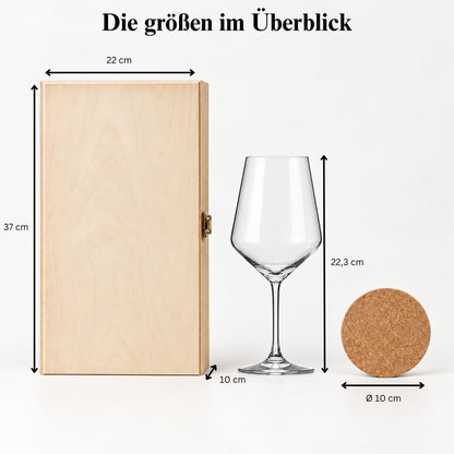 Maße des Sets: Holzbox 37 × 22 × 10 cm, Weinglas 22,3 cm hoch und Korkuntersetzer mit 10 cm Durchmesser.