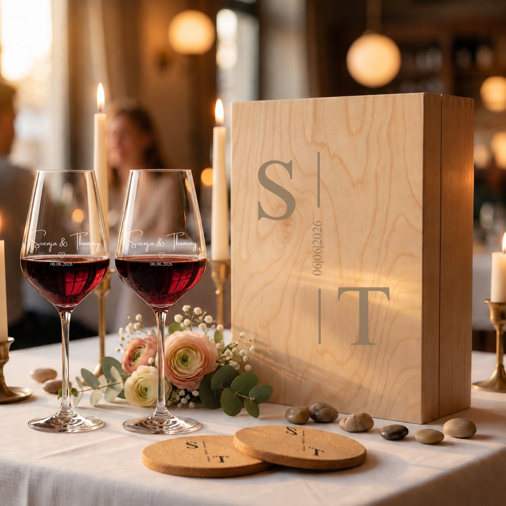Personalisierte Weingläser Hochzeitsgeschenk im Holzbox-Set mit Namen und Monogramm bei Kerzenlicht.