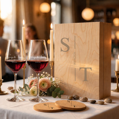 Personalisierte Weingläser Hochzeitsgeschenk im Holzbox-Set mit Namen und Monogramm bei Kerzenlicht.