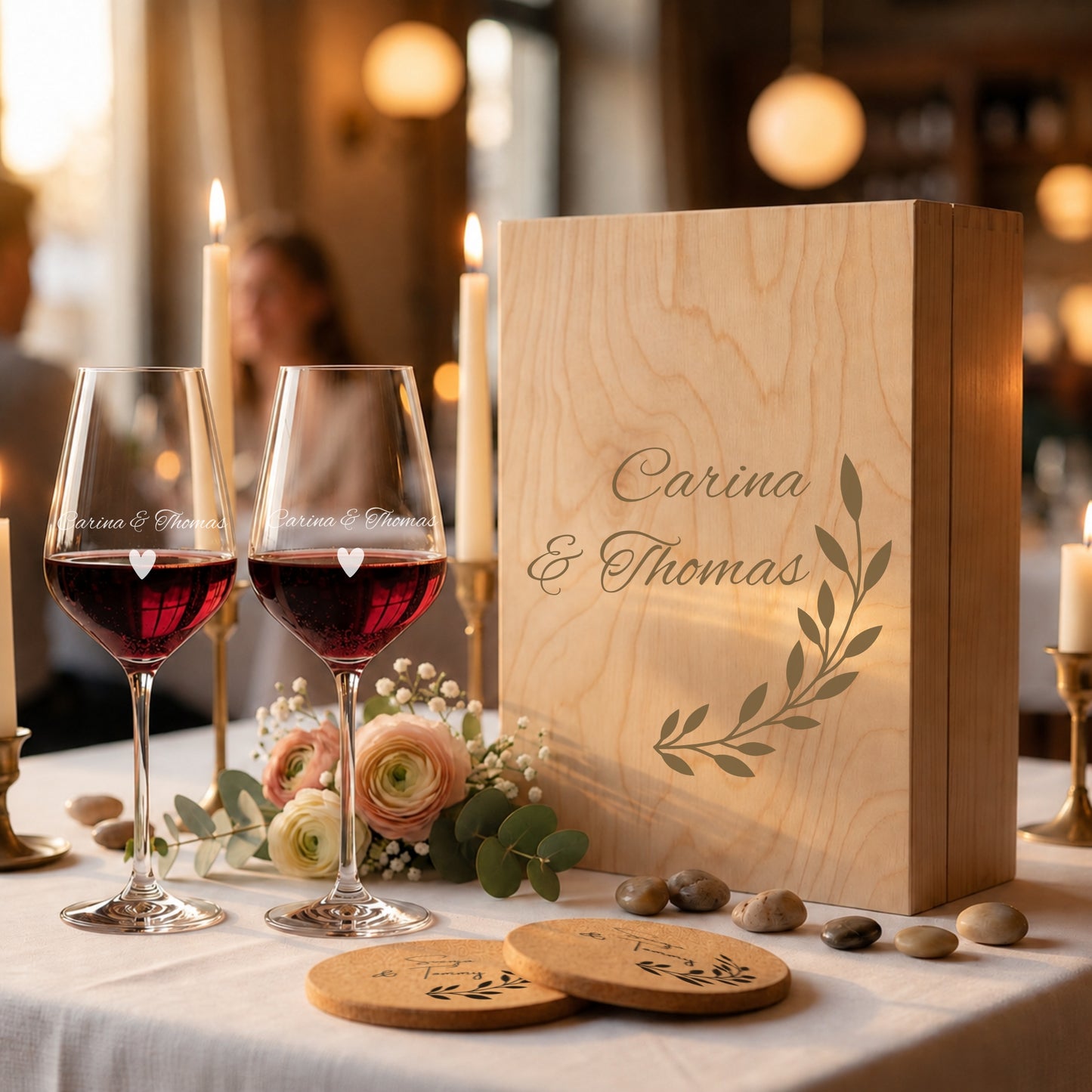 Personalisiertes Weinglas Set mit Holzbox romantisch gedeckter Tisch