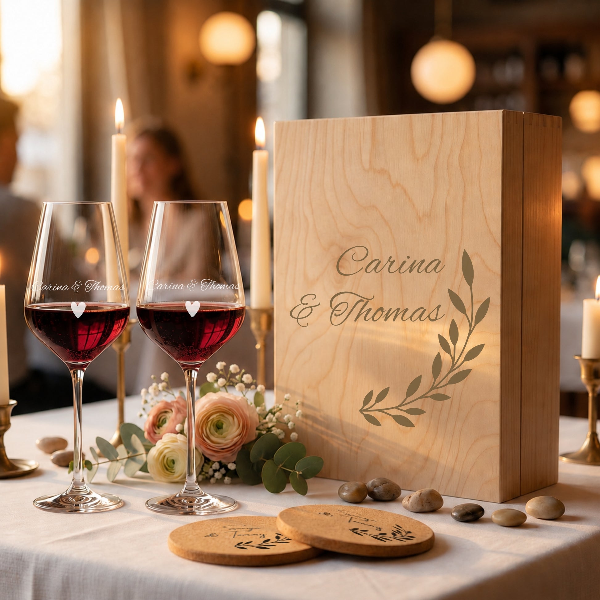 Personalisiertes Weinglas Set mit Holzbox romantisch gedeckter Tisch