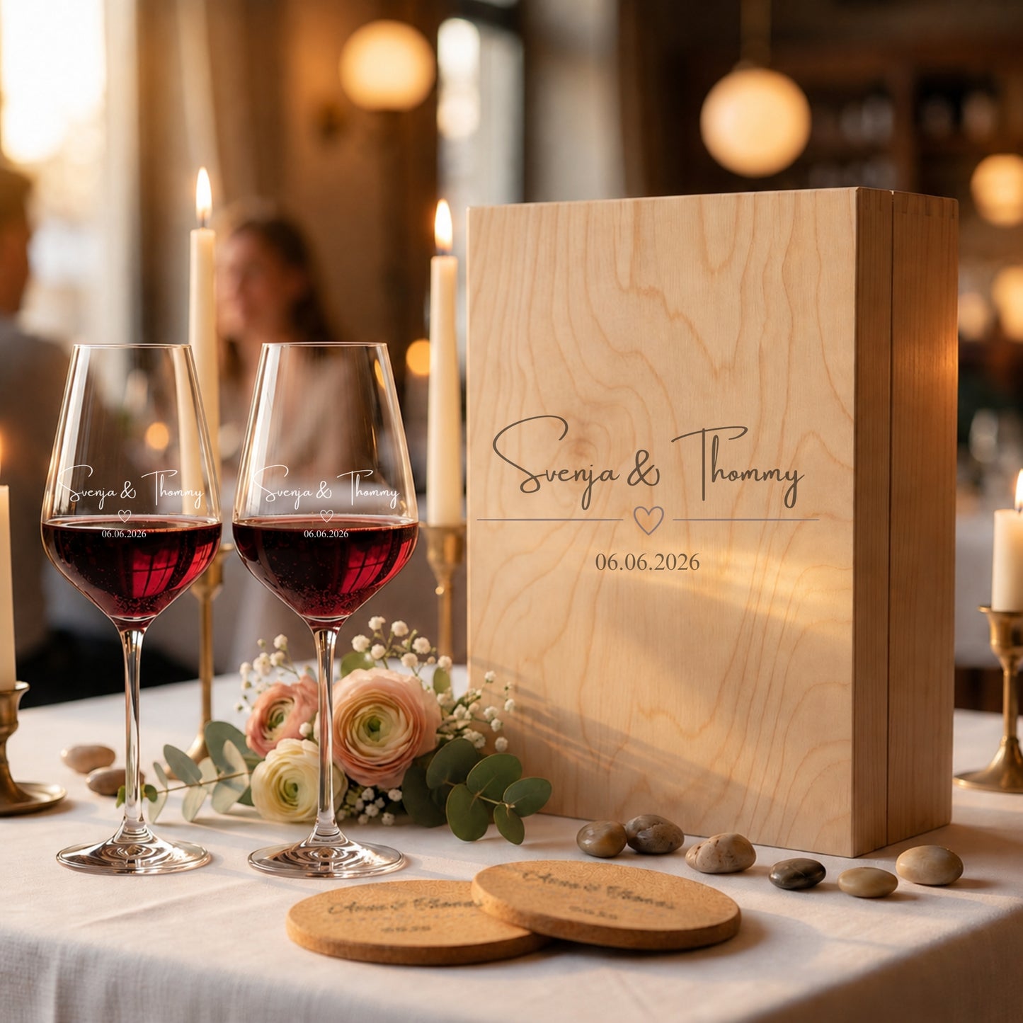 Rotwein Gläser personalisiert Svenja und Thommy mit Datum und Holzbox romantisch gedeckter Tisch

