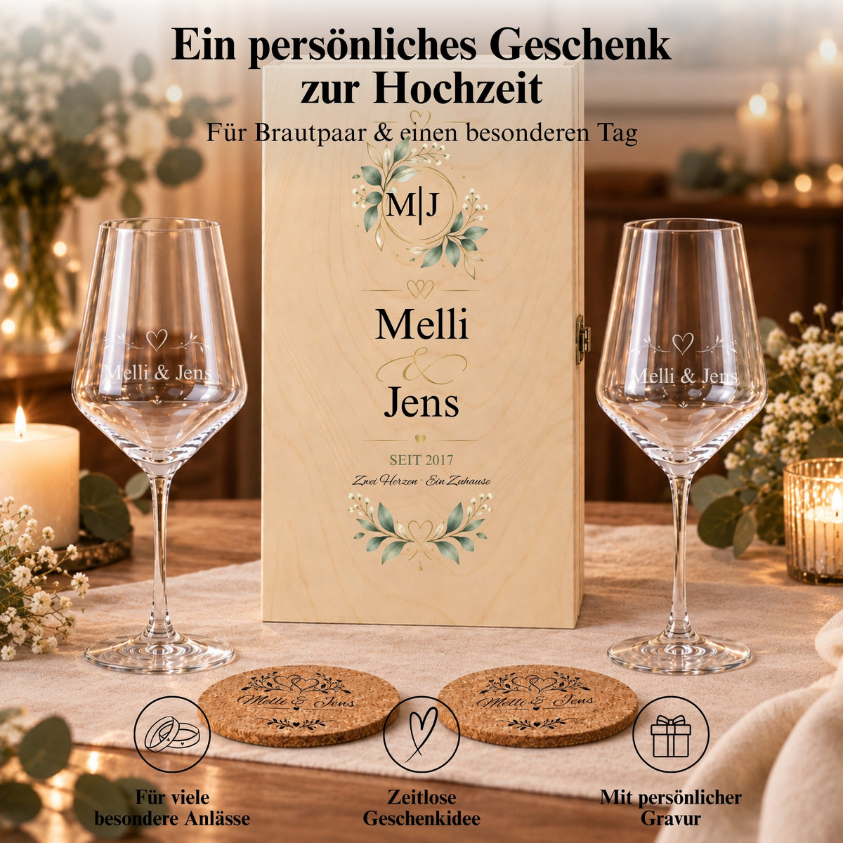 Geschenkset mit Melli und Jens auf Weingläsern, Korkuntersetzern und einer personalisierten Holzbox bei Kerzenlicht.