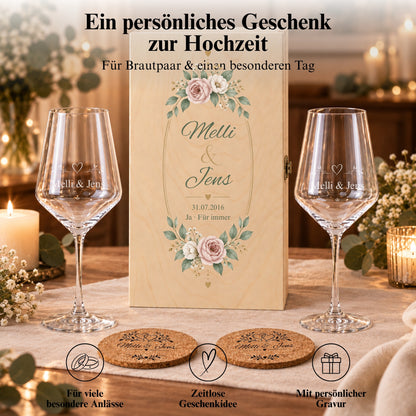 Geschenkset mit Melli und Jens auf Weingläsern, Korkuntersetzern und einer personalisierten Holzbox bei Kerzenlicht.
