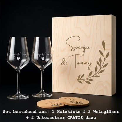 Weinglas Geschenkset Hochzeit personalisiert mit Namen – 2 Weingläser mit Gravur in Holzbox + 2 Untersetzer gratis