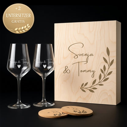 Weinglas Geschenkset Hochzeit personalisiert mit Namen – 2 Weingläser mit Gravur in Holzbox + 2 Untersetzer gratis