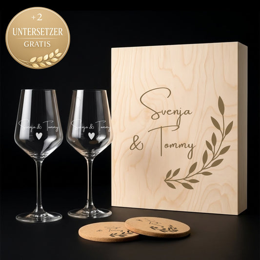 Weinglas Geschenkset Hochzeit personalisiert mit Namen – 2 Weingläser mit Gravur in Holzbox + 2 Untersetzer gratis