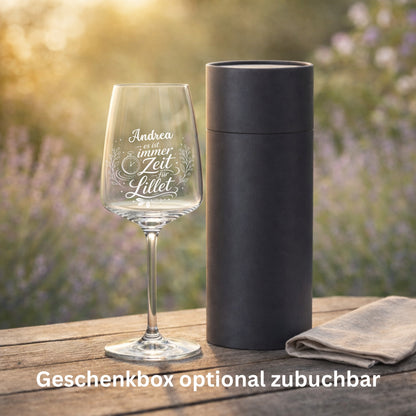 Personalisiertes Lillet Glas mit schwarzer Geschenkröhre – es ist immer Zeit für Lillet Andrea – edles Geschenk für Frauen