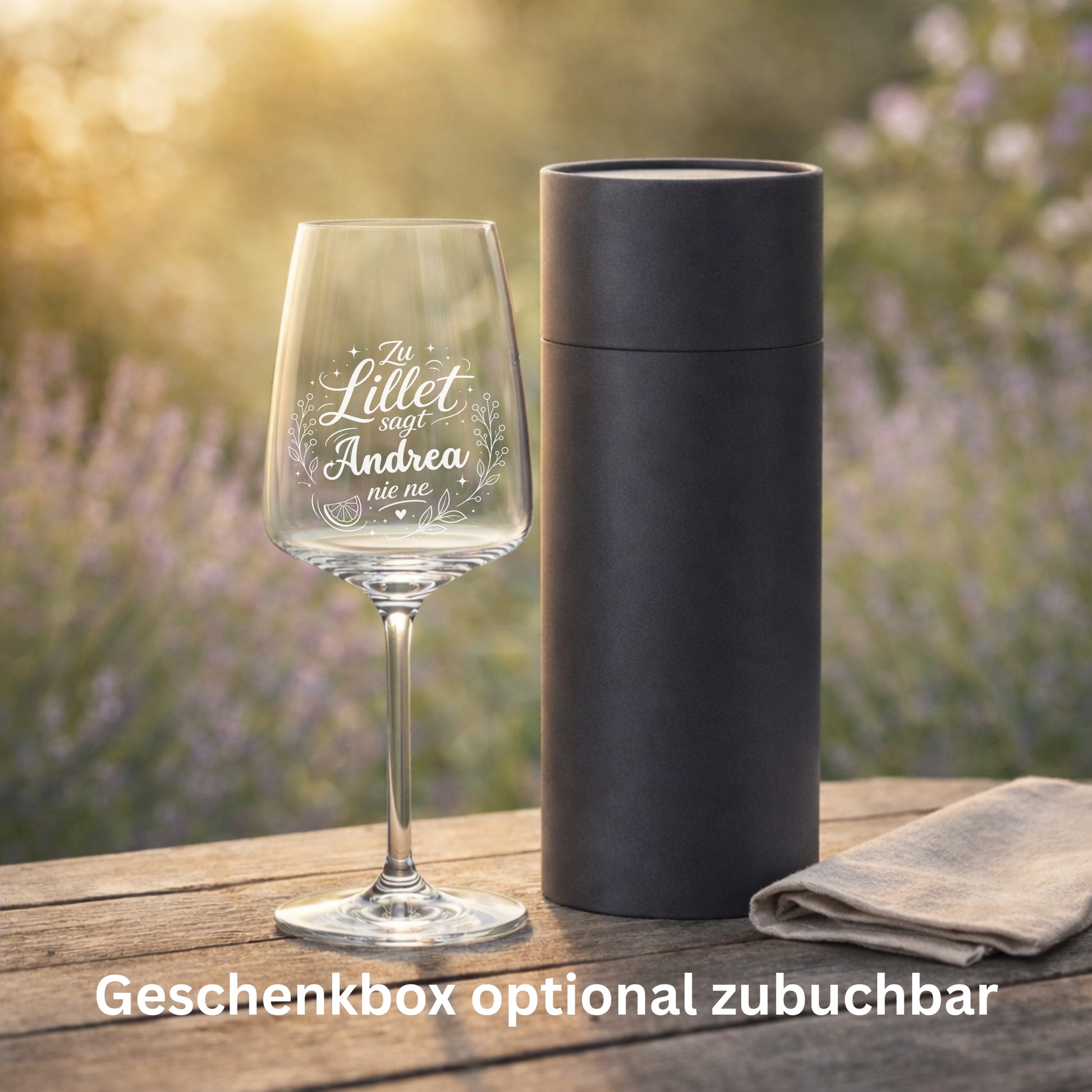 Personalisiertes Lillet Glas mit schwarzer Geschenkröhre – Zu Lillet sagt Andrea nie ne – edles Geschenk für Frauen