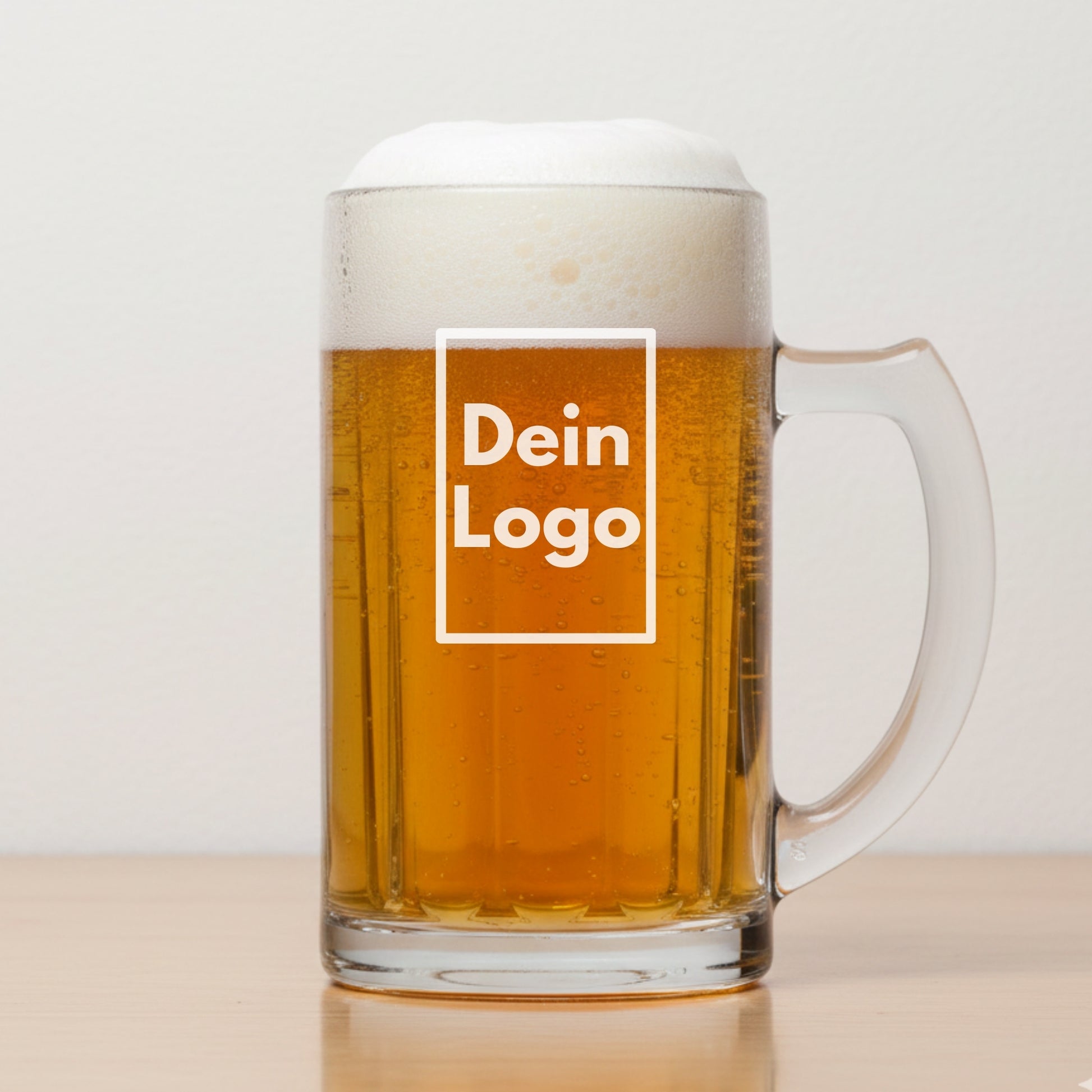 Personalisierter Bierkrug mit Logo lasergraviert auf hellem Hintergrund