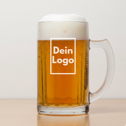 Personalisierter Bierkrug mit Logo lasergraviert auf hellem Hintergrund