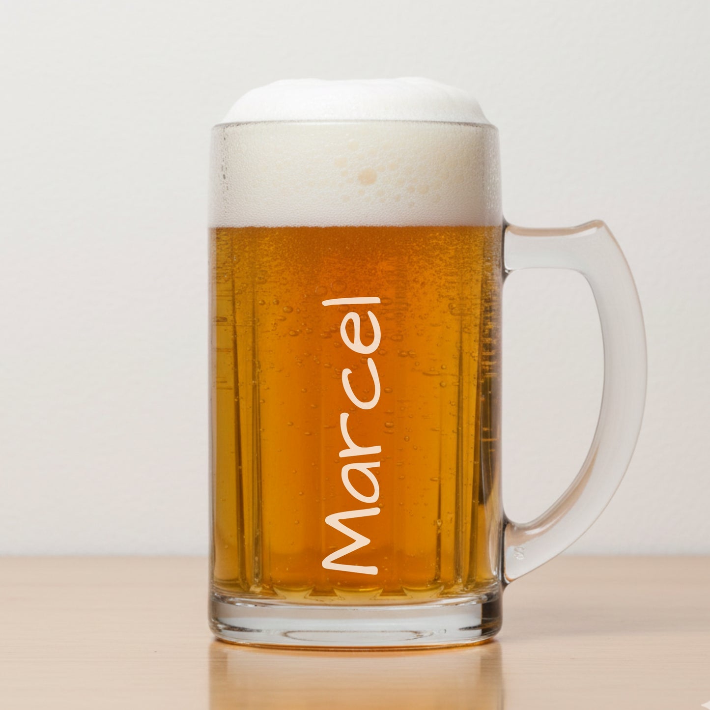 Bierkrug mit Namen personalisiert und vertikal lasergraviert als Geschenkidee