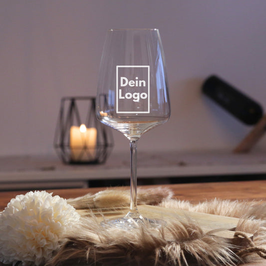 Personalisiertes Rotweinglas mit Firmenlogo Gravur