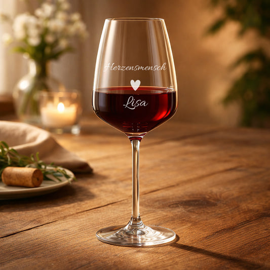 Weinglas mit Gravur Herzensmensch und Name Lisa gefüllt mit Rotwein