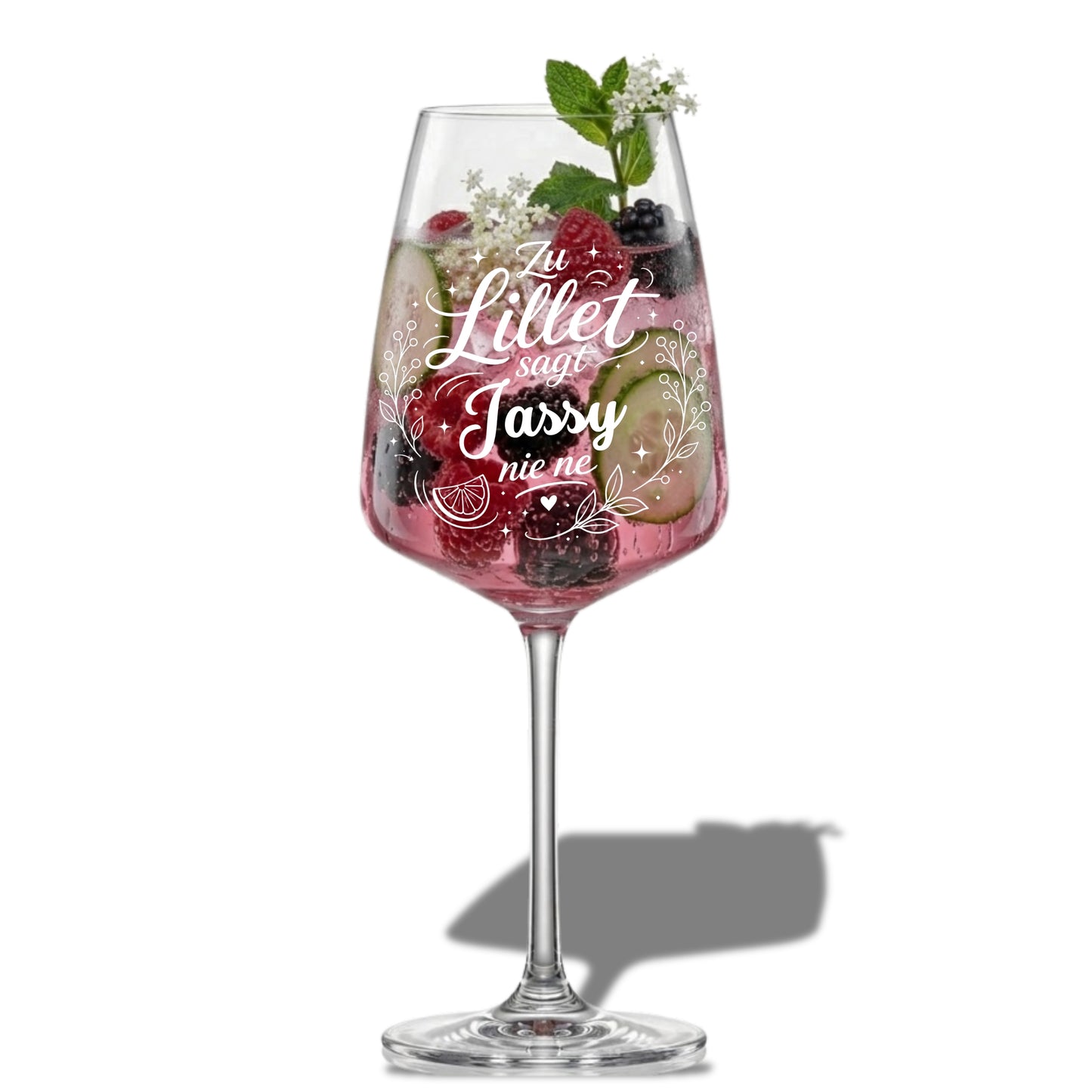 Zu Lillet sagt nie ne Glas mit Lasergravur und Namen Jassy – klares Produktbild – dauerhafte Gravur – spülmaschinenfest