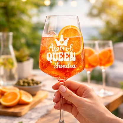 Aperol Spritz Glas mit namen personalisisert und dem Text Aperol Queen in der hand gehalten