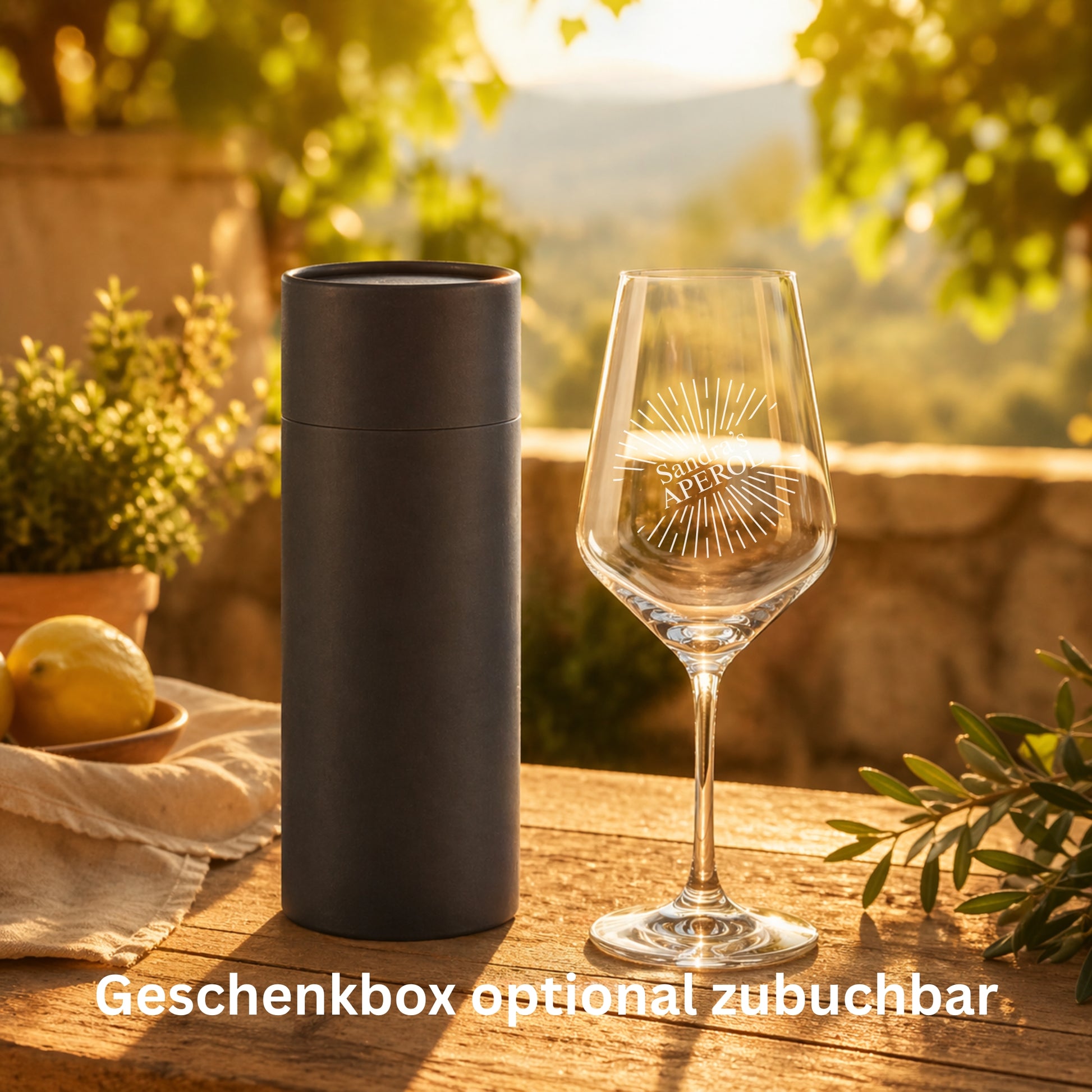 Personalisiertes Aperol Glas mit Geschenkbox – Sunburst Gravur mit Namen Sandra – edles Geschenk für Frauen