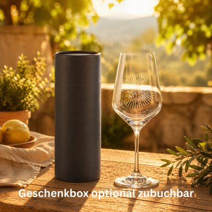 Personalisiertes Aperol Glas mit Geschenkbox – Sunburst Gravur mit Namen Sandra – edles Geschenk für Frauen