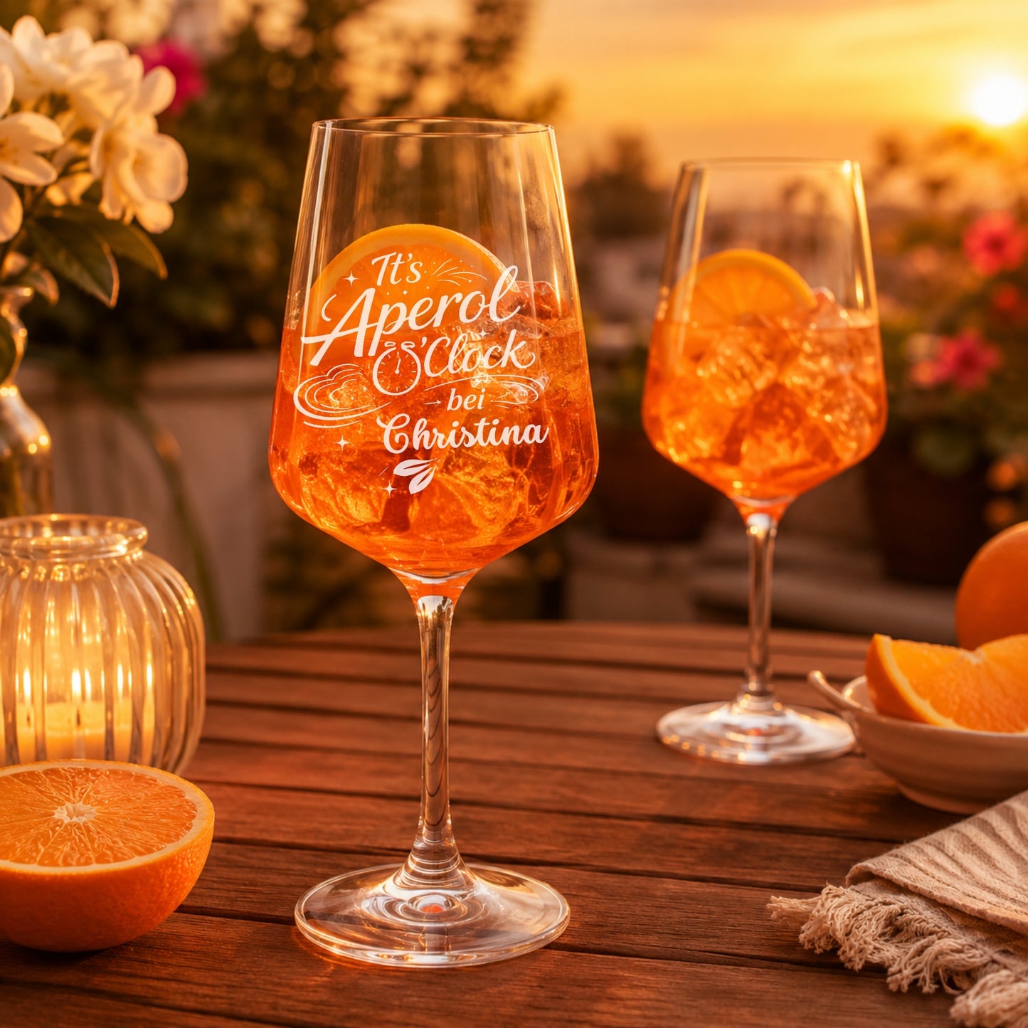 Personalisiertes Aperol O’Clock Glas mit Name Christina und zweitem Aperol Glas im Hintergrund