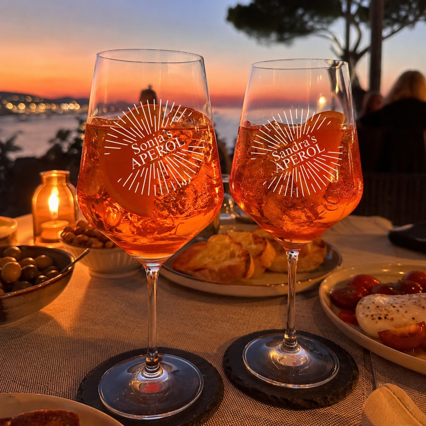 Aperol Spritz Gläser graviert beim Aperitivo mit Freundinnen