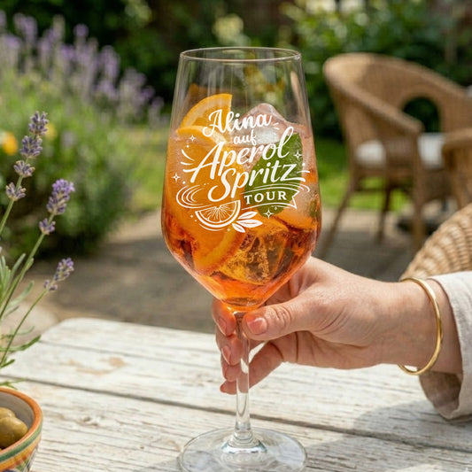 Personalisiertes Aperol Glas mit Namen graviert – Alina auf Aperol Spritz Tour – Lasergravur handmade in Germany