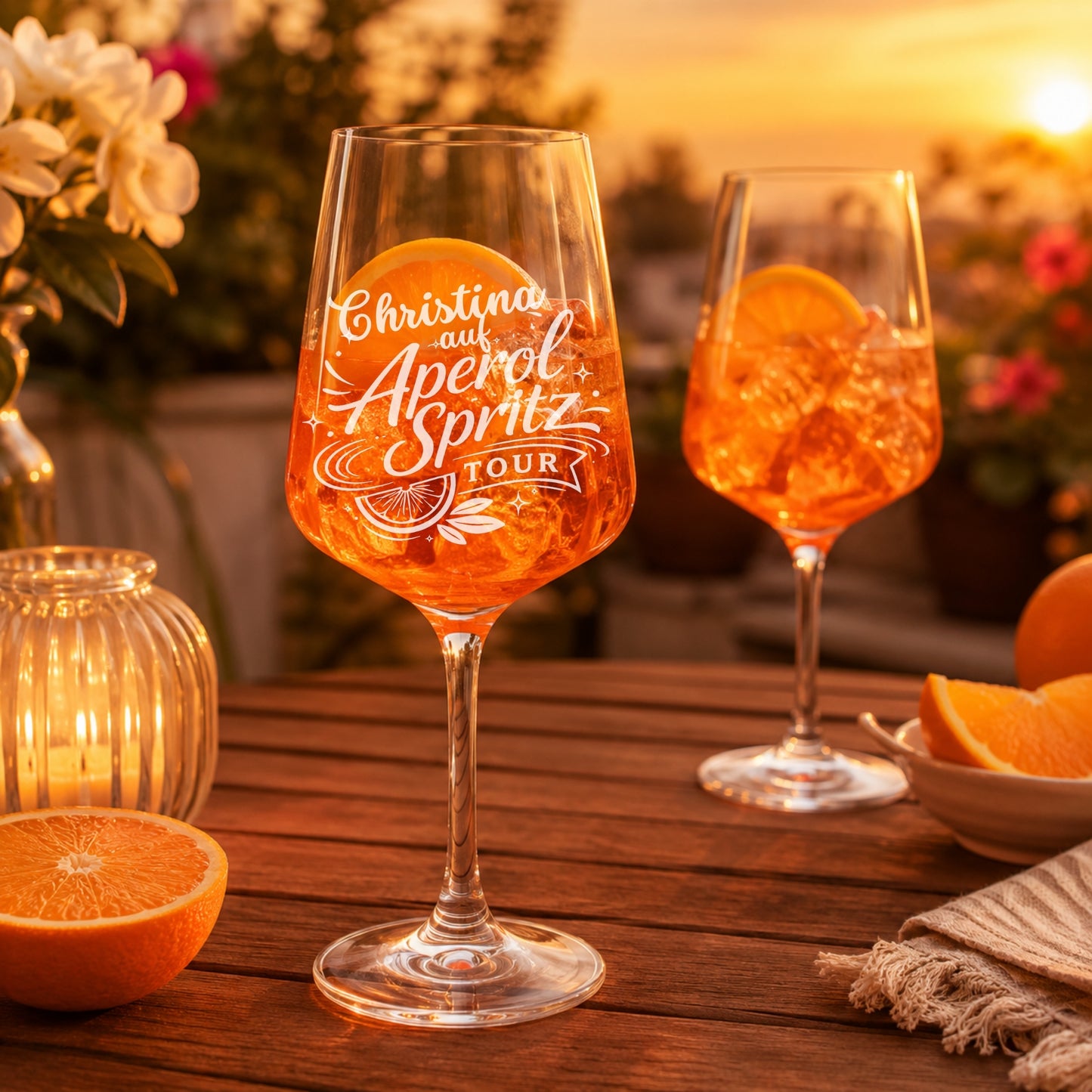 Personalisiertes Aperol Spritz Tour Glas mit Name Christina und zweitem Glas im Hintergrund